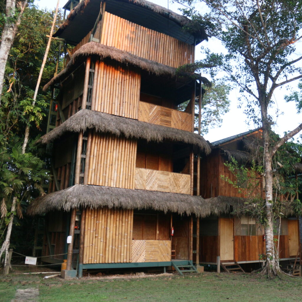 LA FASCINACIÓN DEL ALBERGUE CUYABENO:  UN VIAJE AL PASADO.